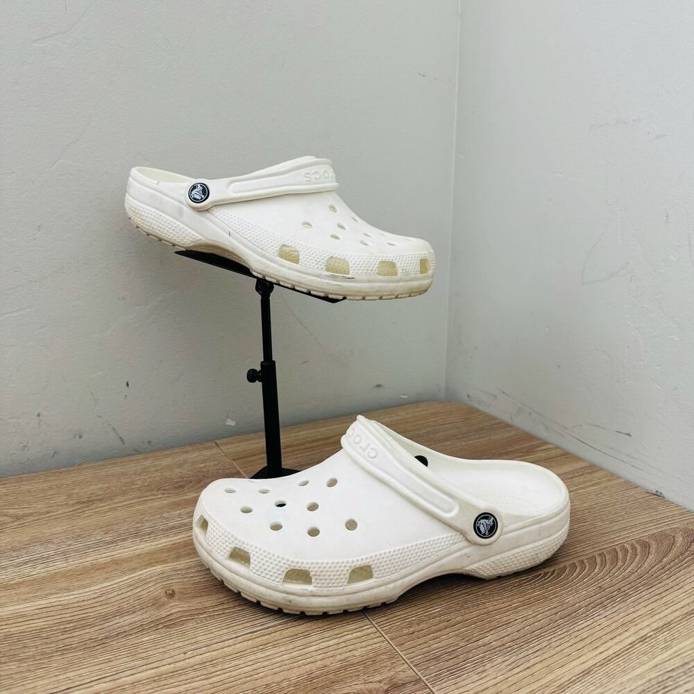 Crocs White Classic Slip On Clogs Men’s Size 6